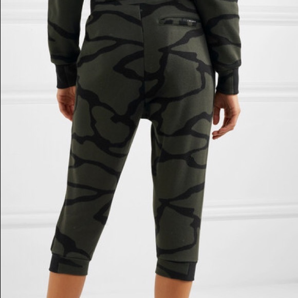 ๐ Camo Sweat Capri - Lounge In Style! - Picture 7 of 8